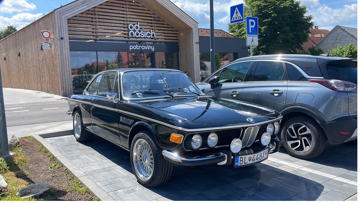 Fekete BMW 3.0 CSi elölről, krómozott lökhárítók és kerek fényszórók