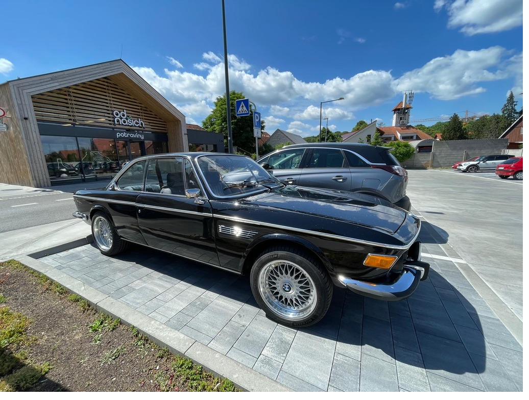 Fekete BMW 3.0 CSi oldalnézetből